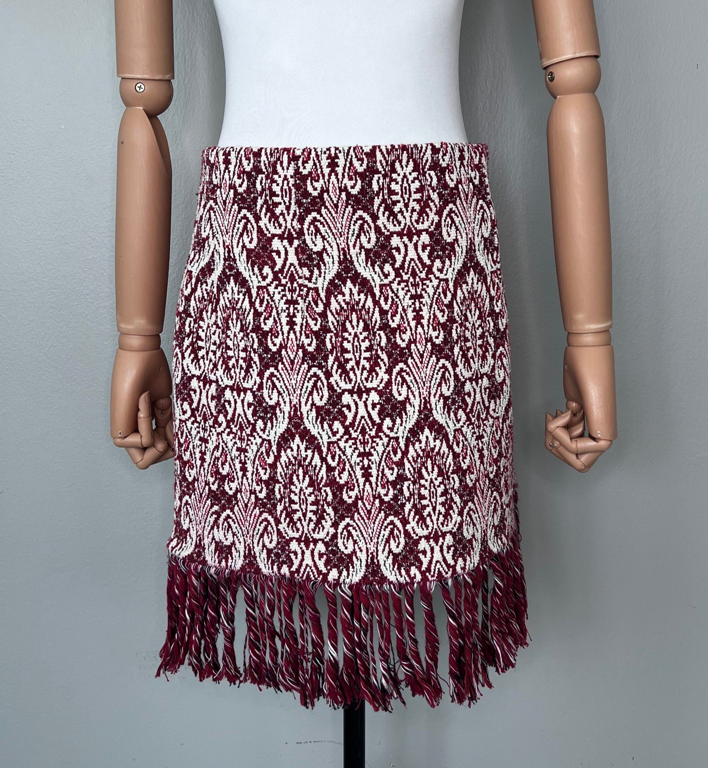 Red and white short fringed skirt. -CHLOÈ