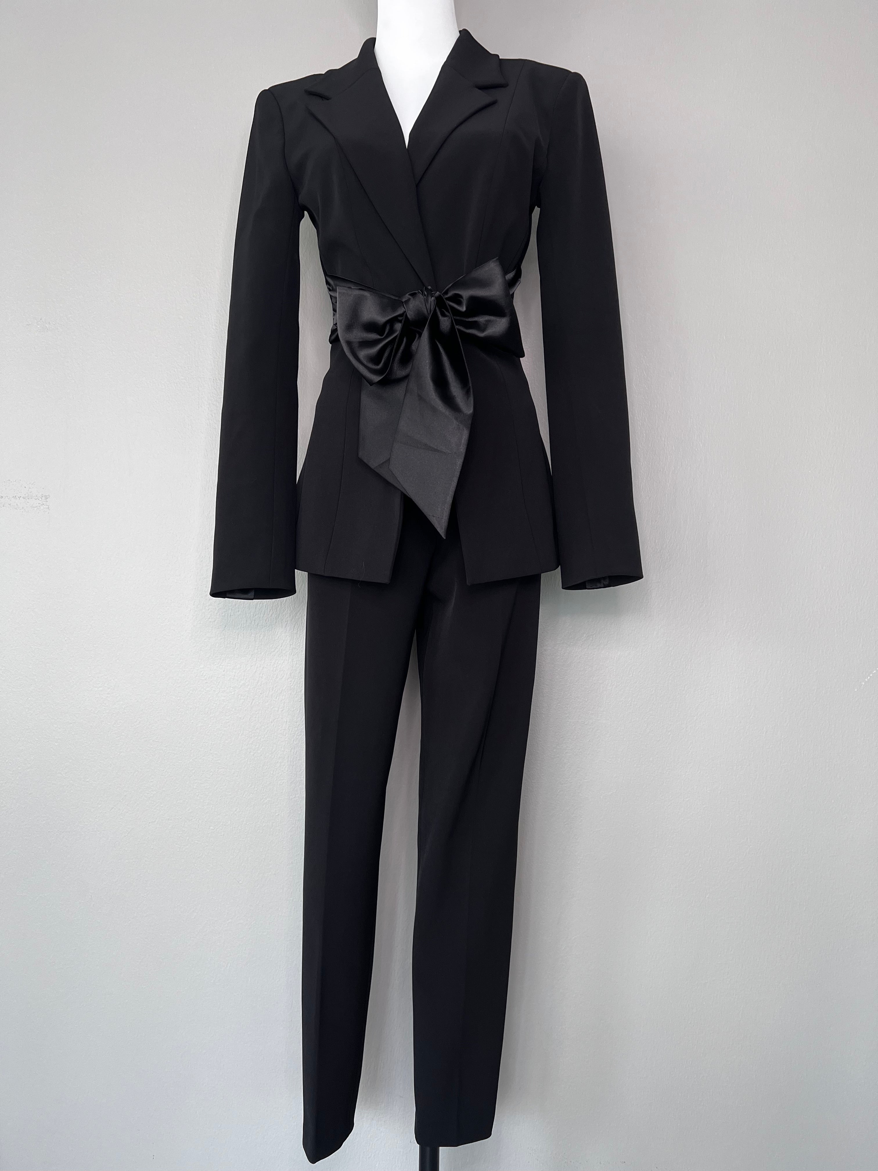 Black suit set with satin bow detail in the middle - GLAMODA