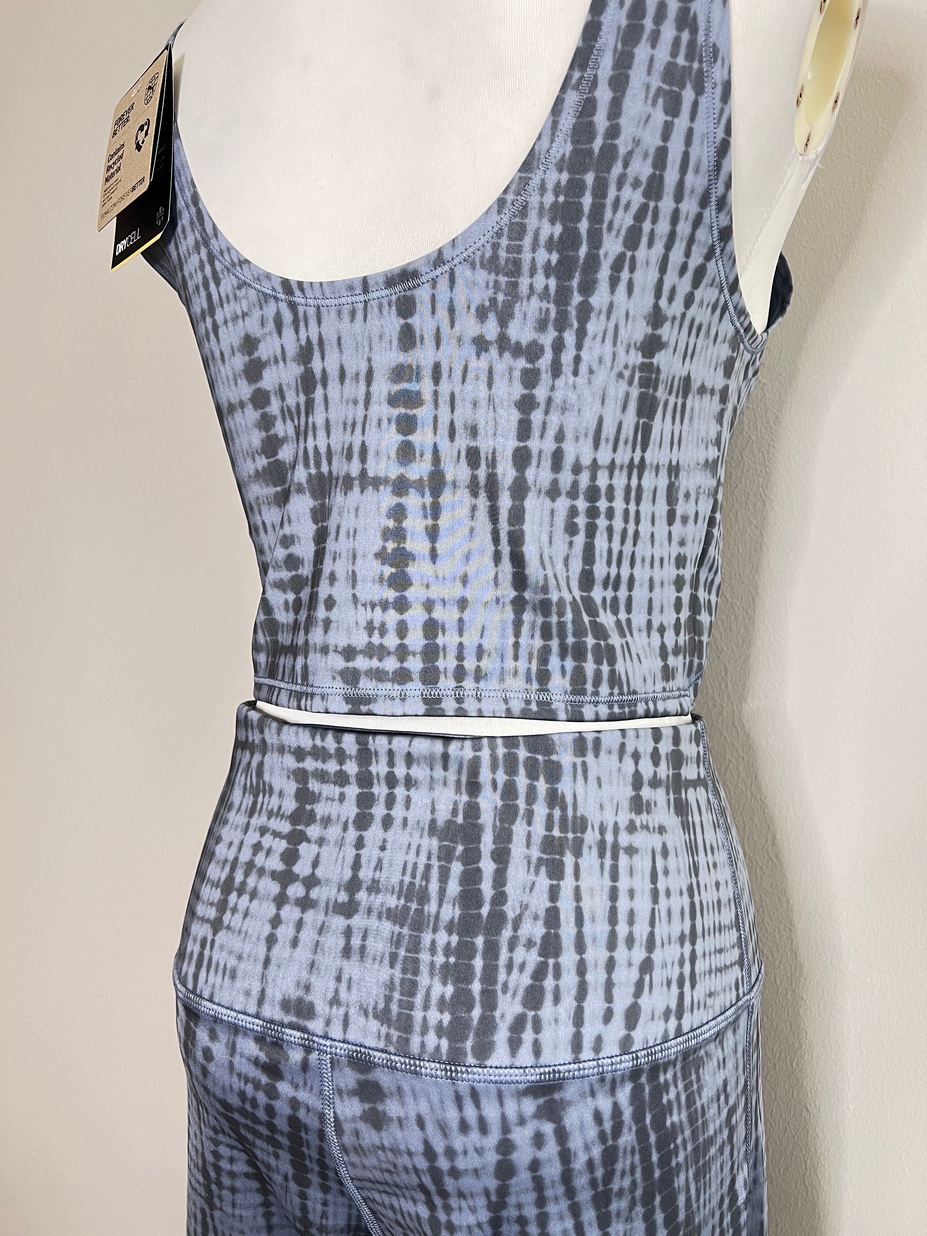 A set of studio aop trend tightand crop top in filtered ash color - PUMA