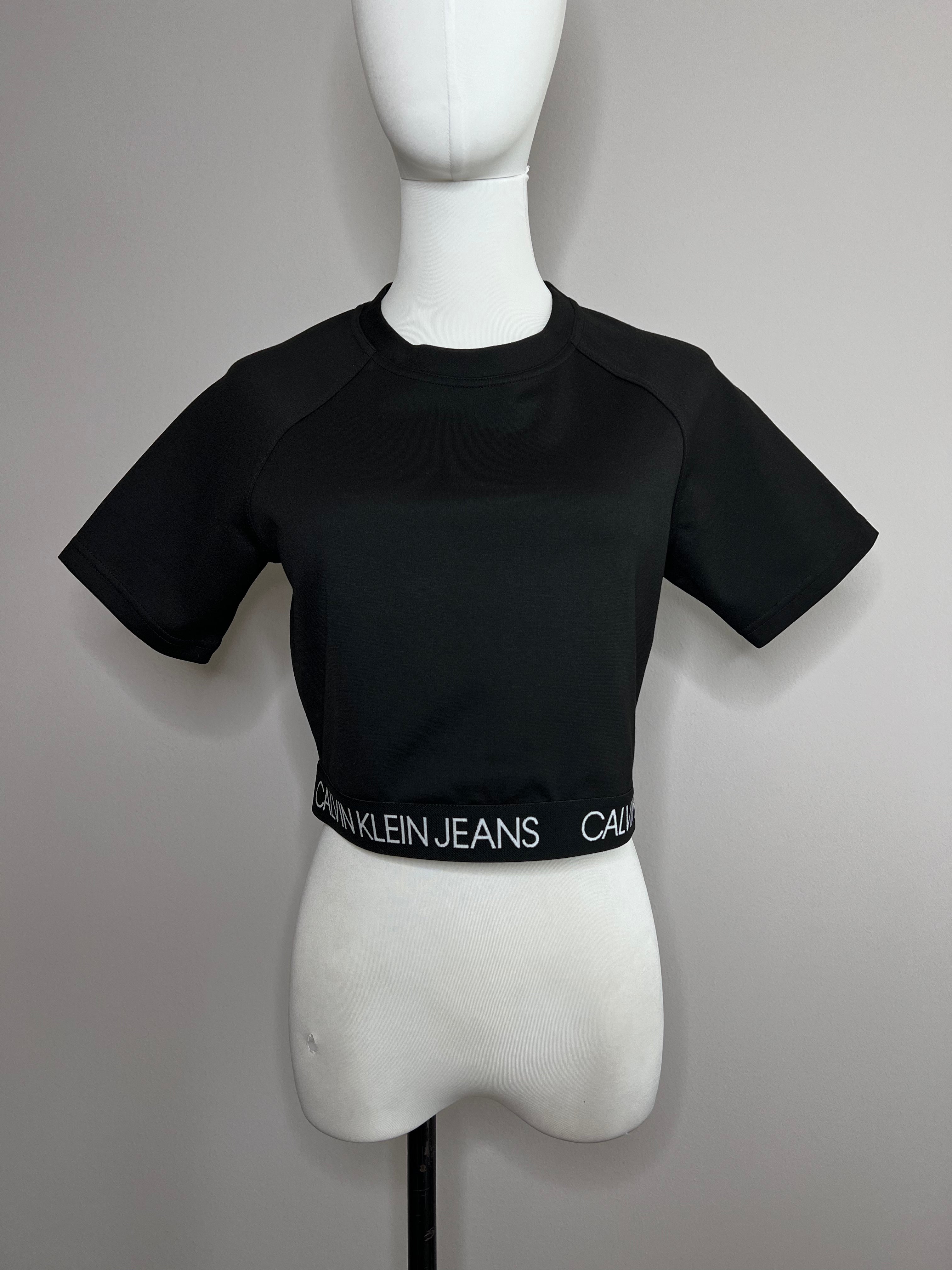 Slim cropped logo tape t-shirt in black - CALVIN KLEIN