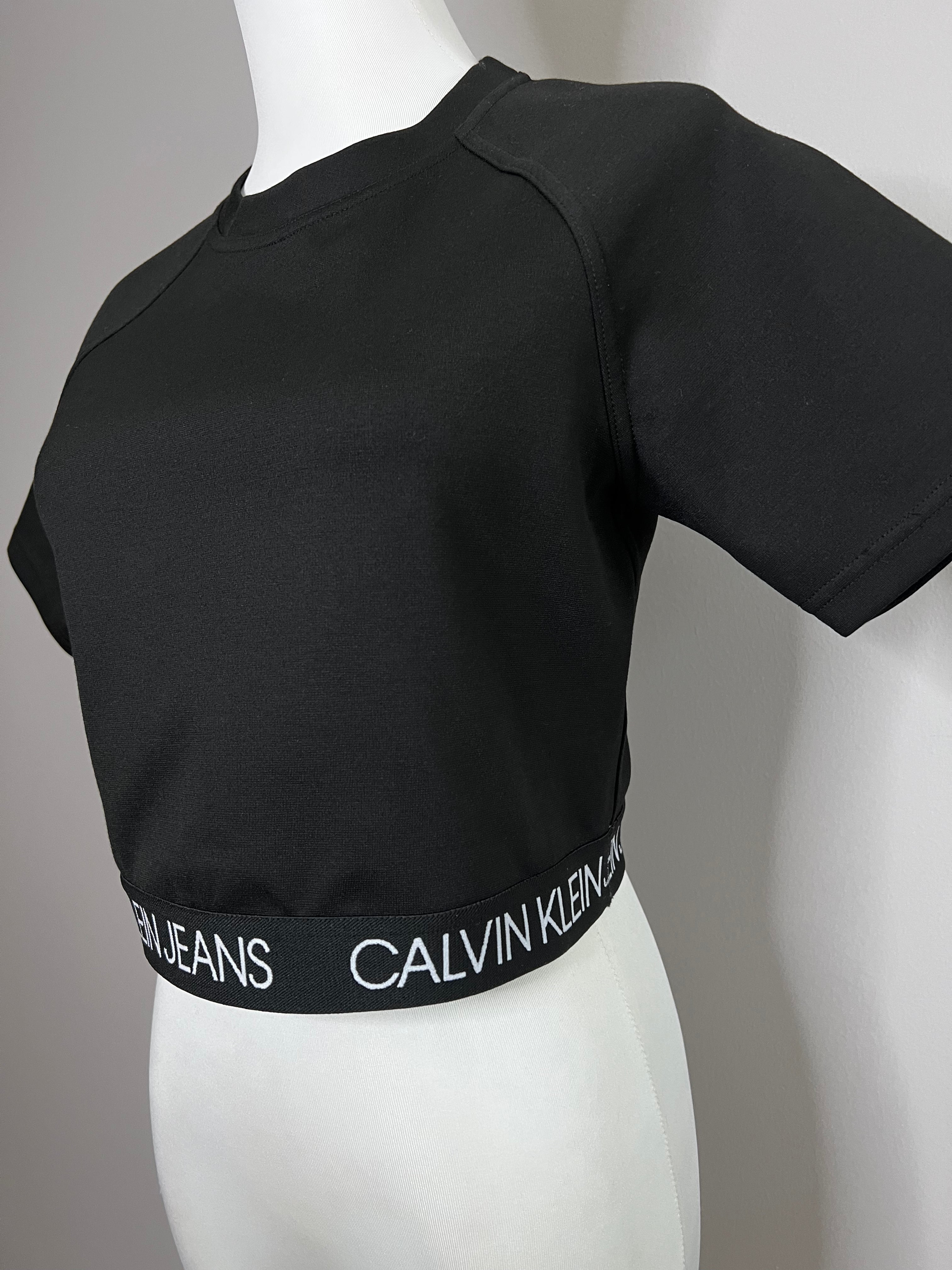 Slim cropped logo tape t-shirt in black - CALVIN KLEIN