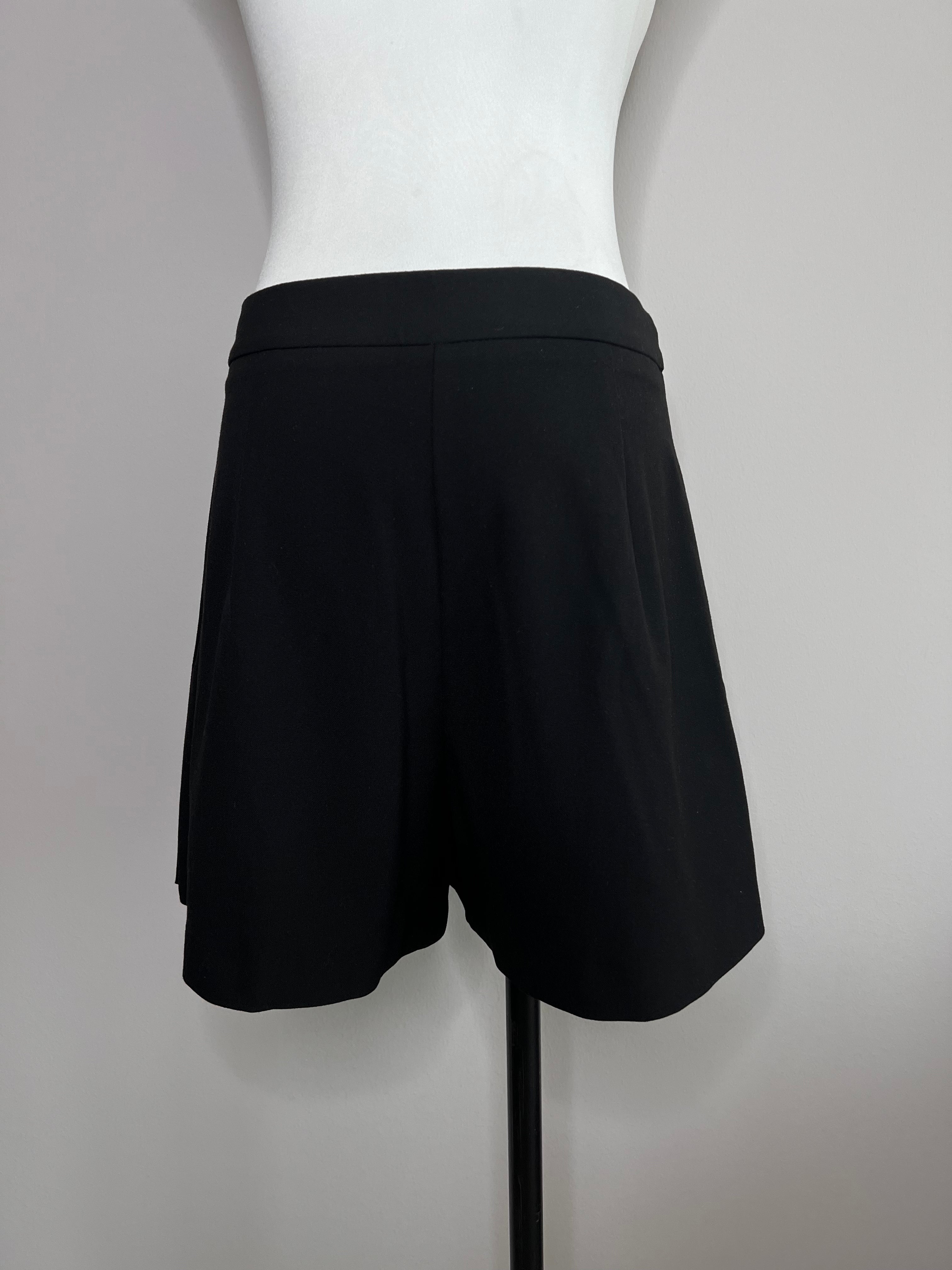 Pleated mini black skirt with gold button on the right - ZARA