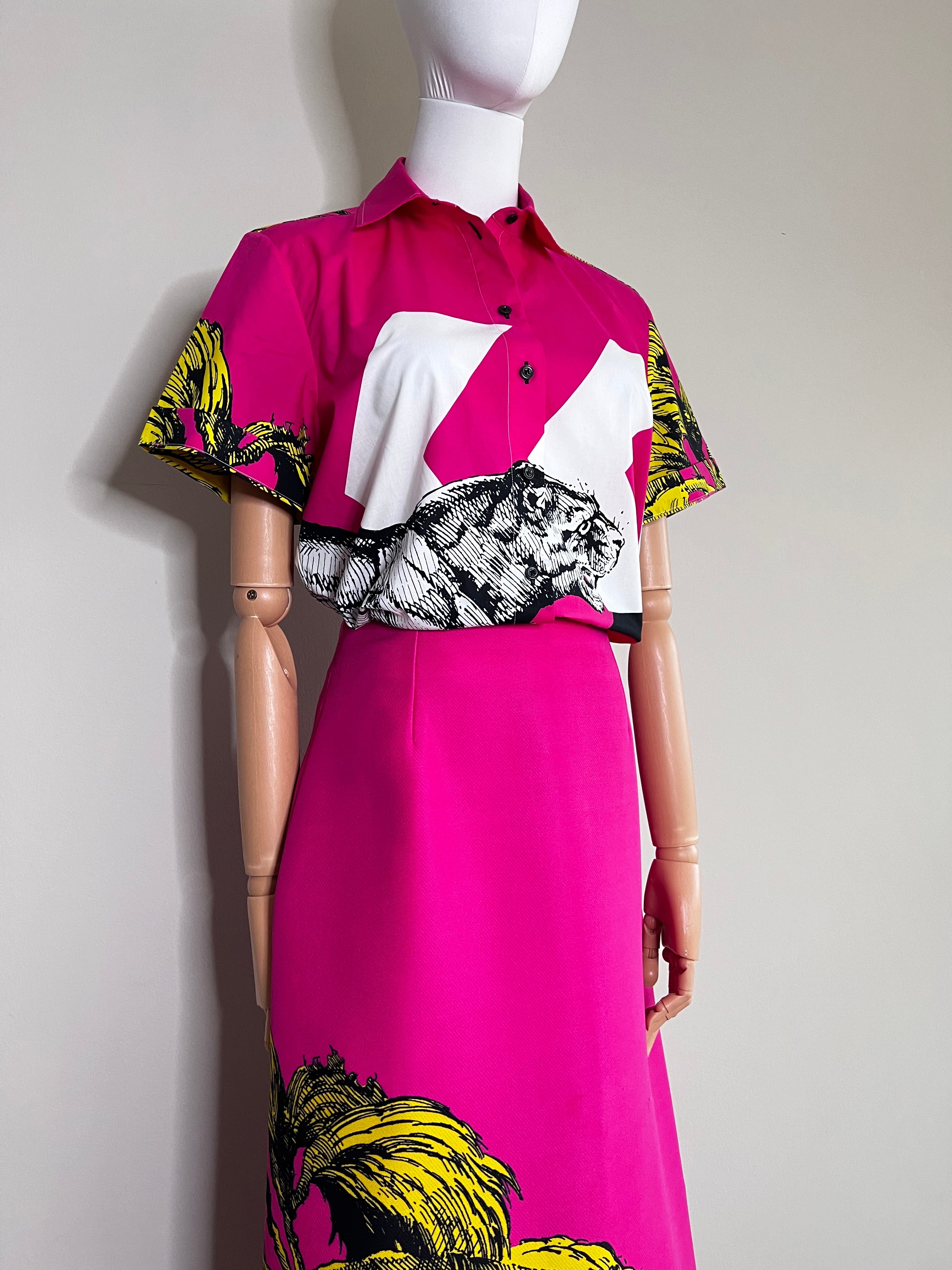 A set of Short-Sleeved Blouse & midi Skirt Pink Cotton Poplin with Multicolor D-Tiger Pop Motif - CHRISTIAN DIOR