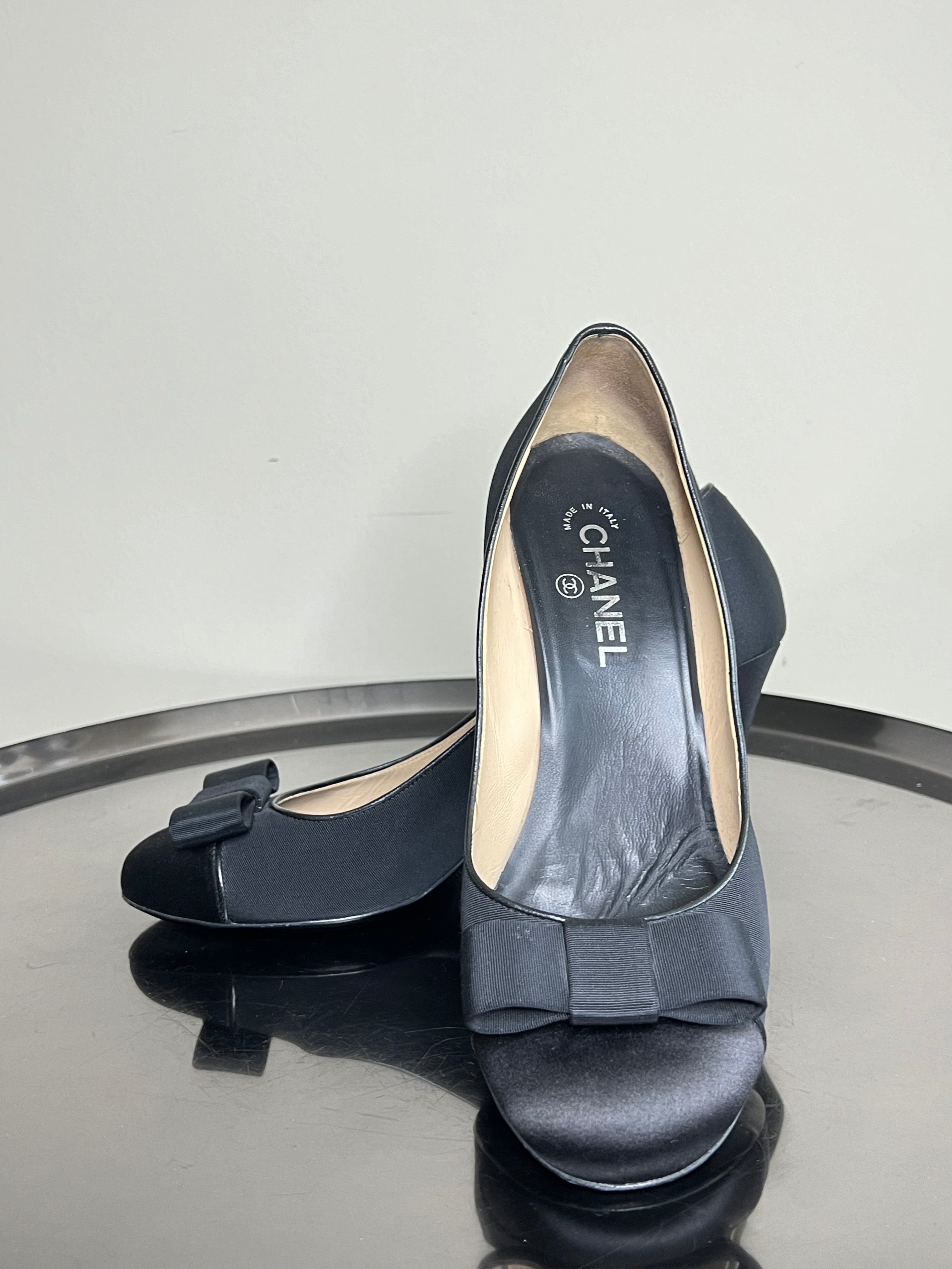 Black Fabric and Satin CC Bow Cap Toe Pumps - CHANEL