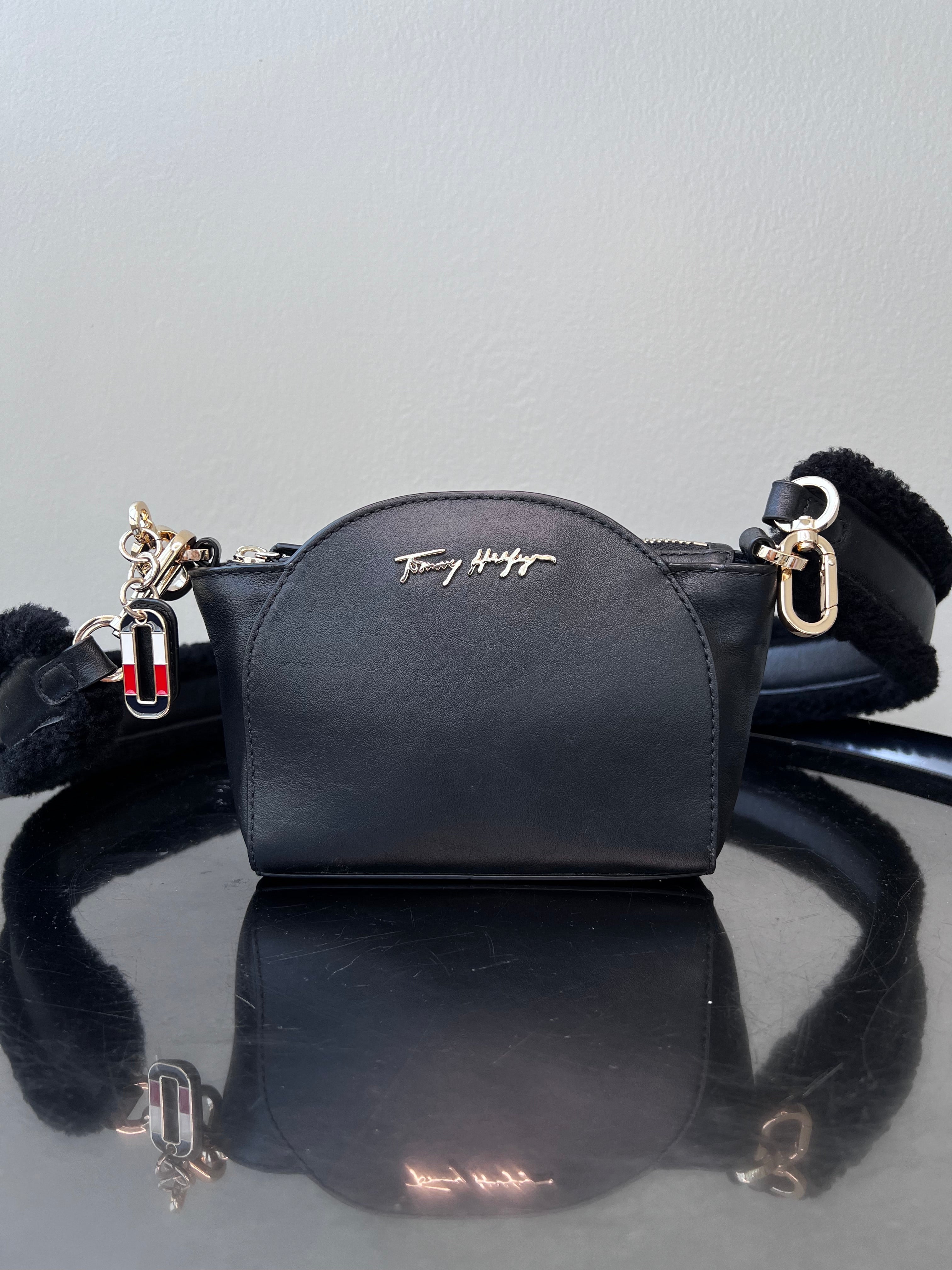 Black luxe leather clutch wide fuzzy strap - TOMMY HILFIGER