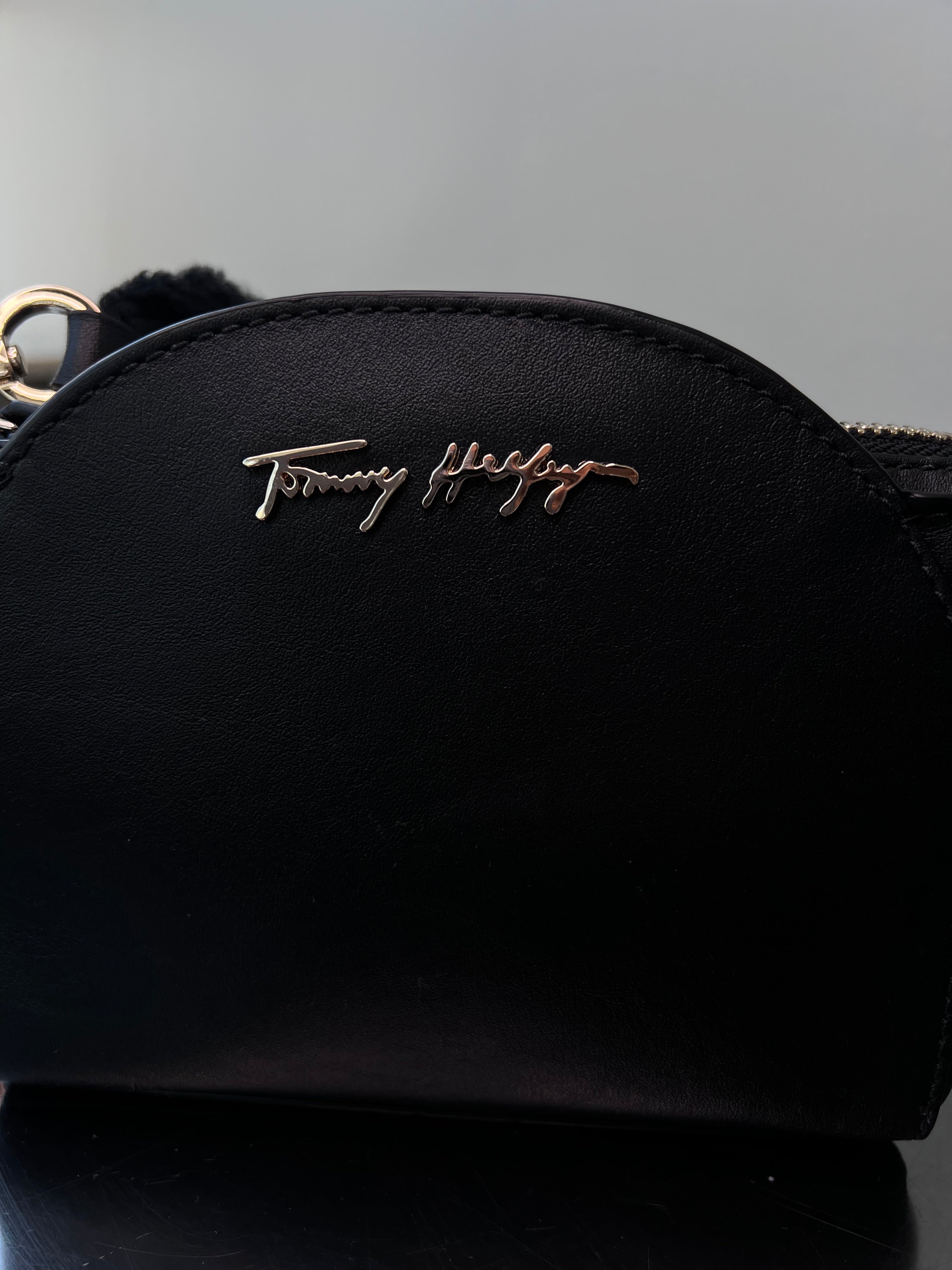 Black luxe leather clutch wide fuzzy strap - TOMMY HILFIGER